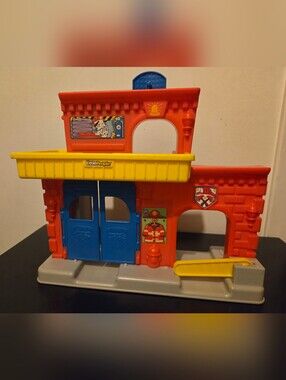 Little People Wheelies Fire Station